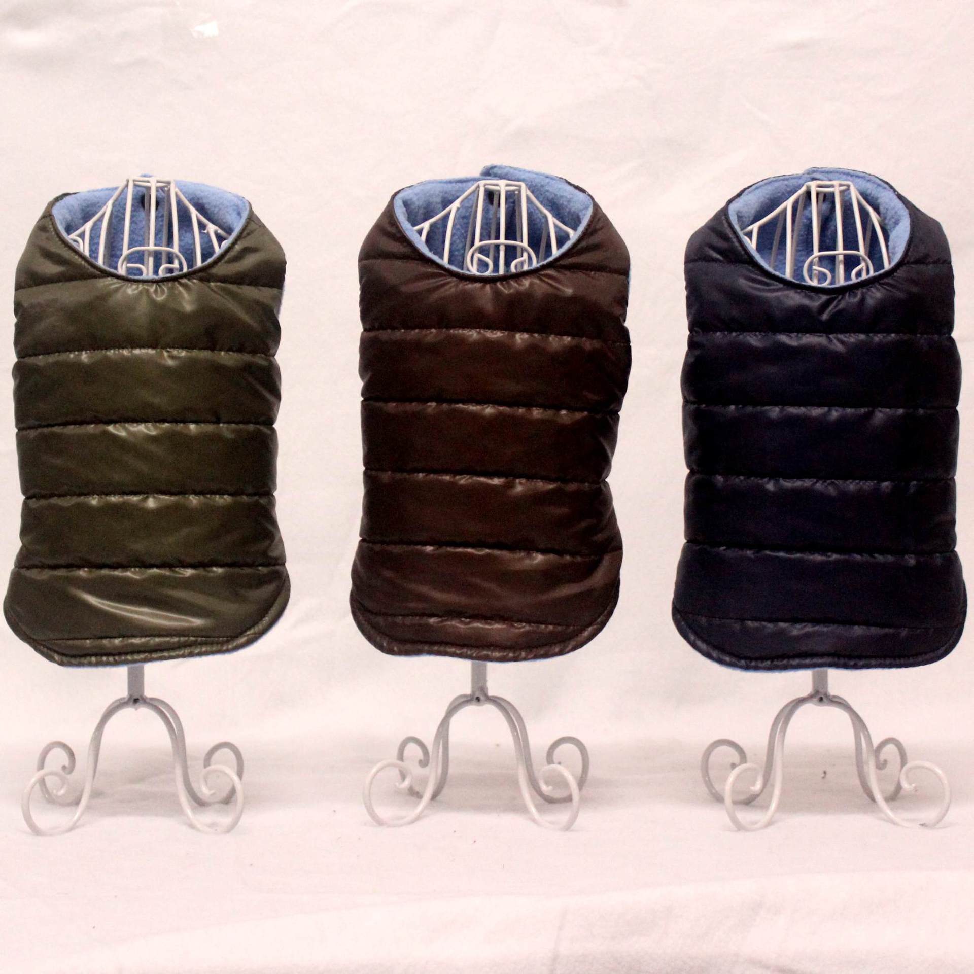 犬服 リバーシブル仕様の軽量キルティング犬用防寒ベスト