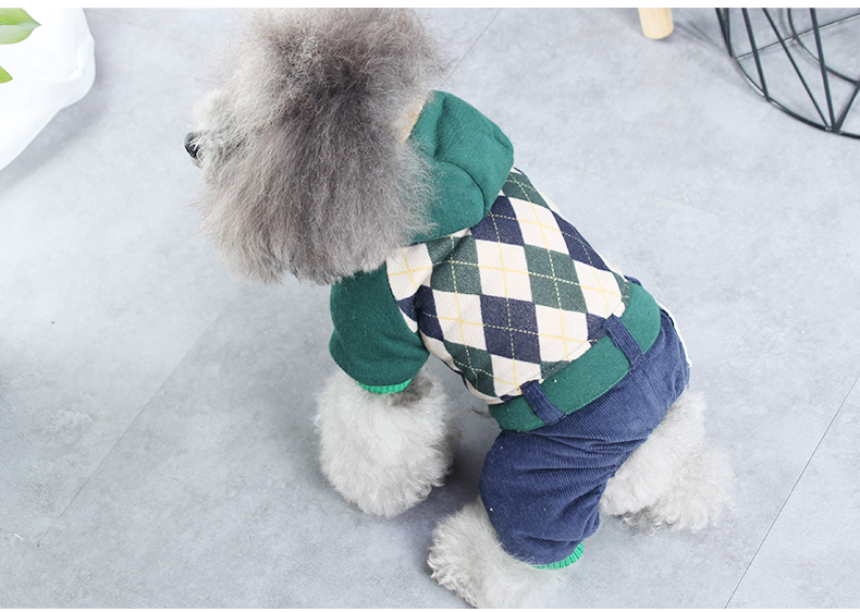 菱形模様のもこもこフード付き四脚犬服