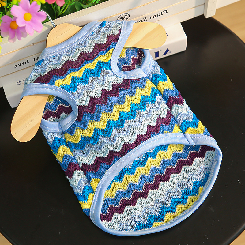 犬服 虹色波模様の温かニットベスト