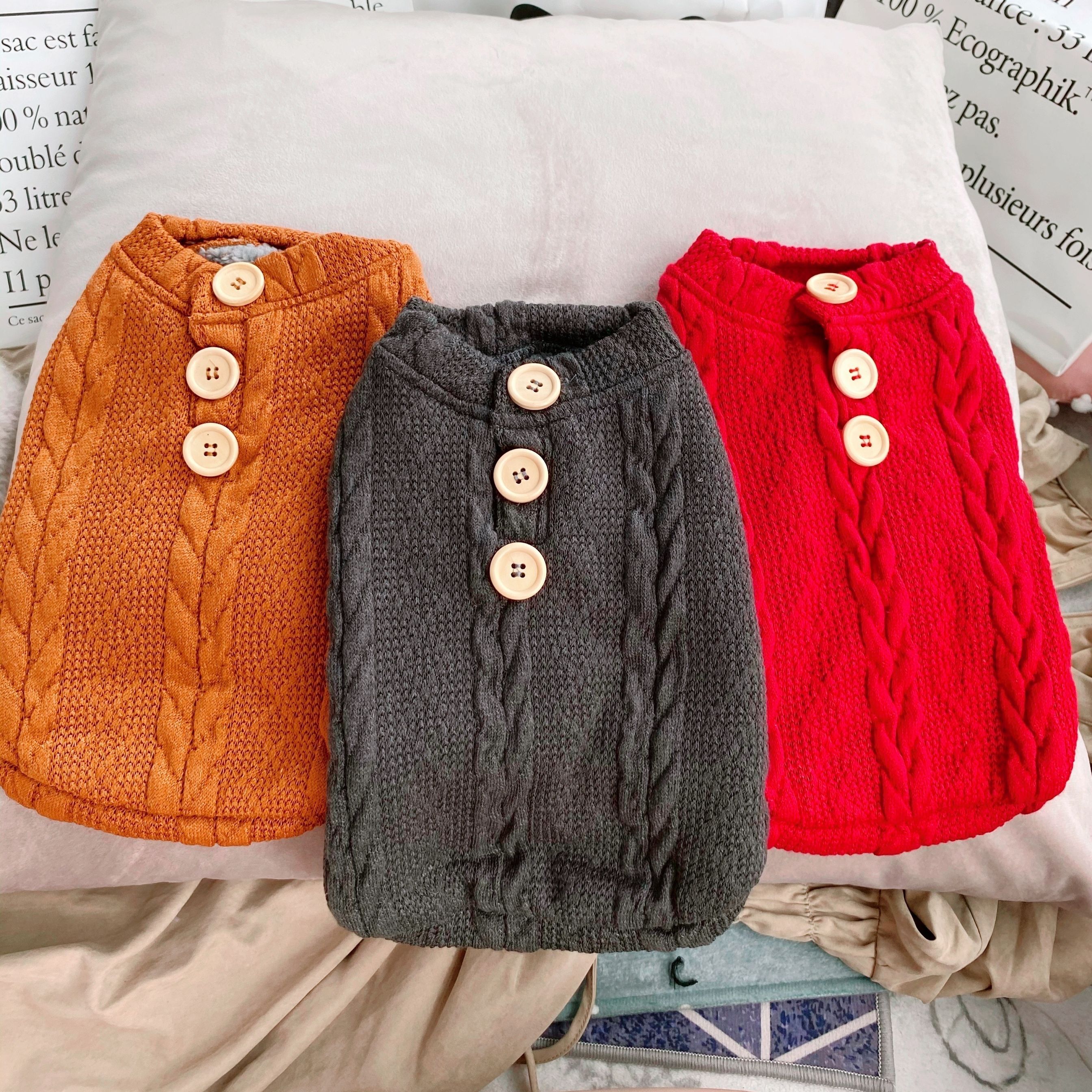 犬服 木製ボタン付きケーブル編みニットベスト