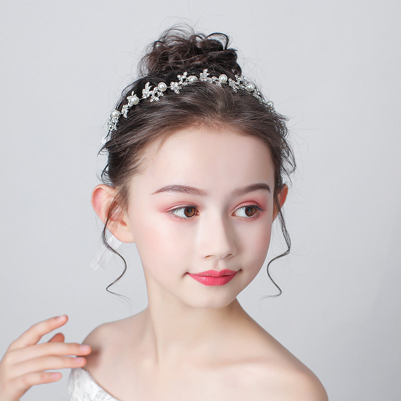 ピアノ発表会ドレス 花モチーフとパール装飾の華やかヘアバンド