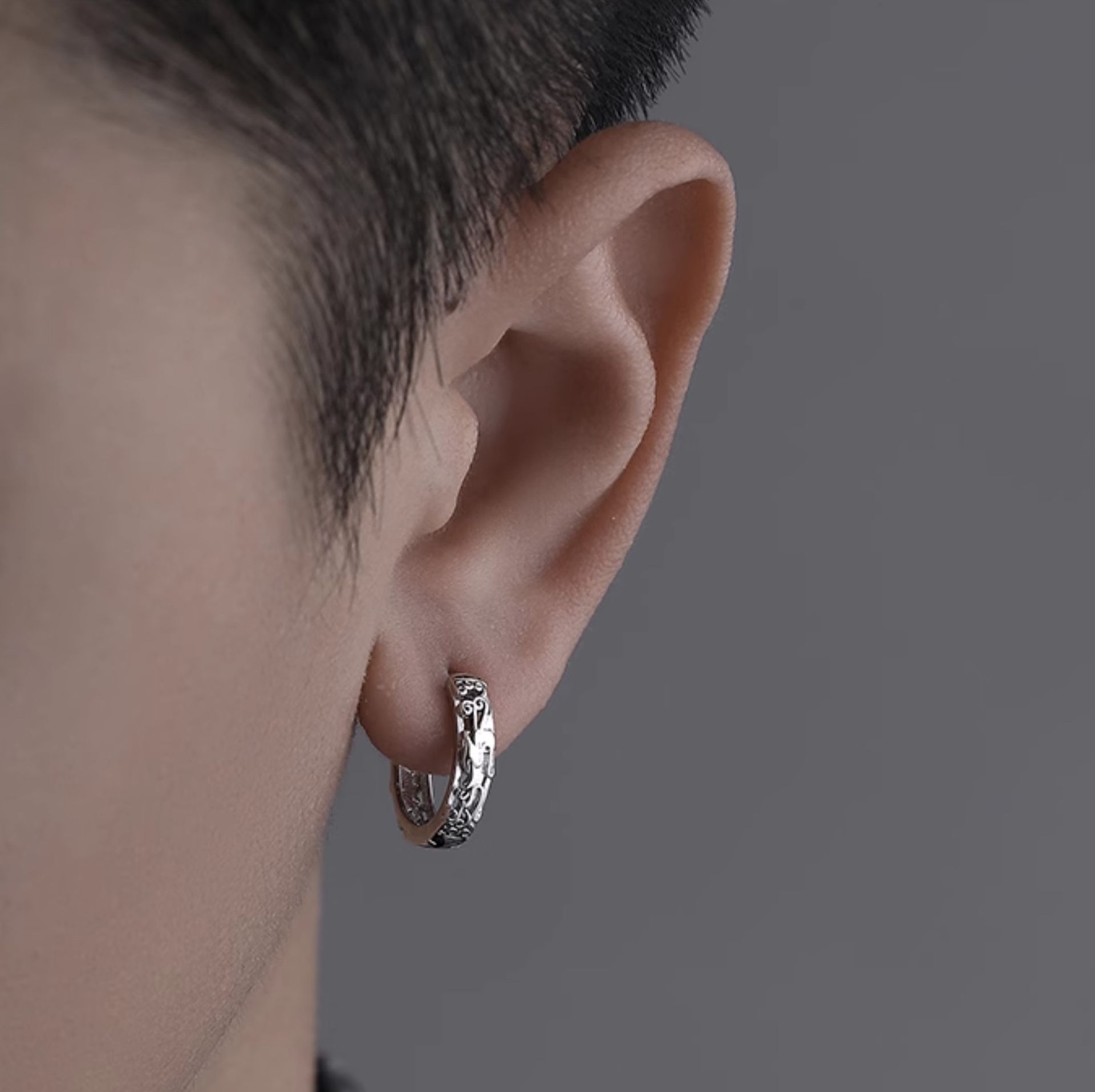 ピアスメンズ 彫刻細工のフープピアス