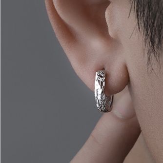 ピアスメンズ 彫刻細工のフープピアス