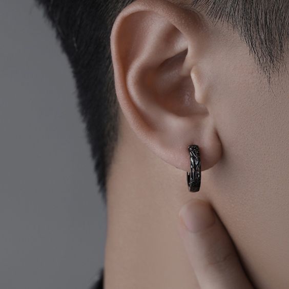 ピアスメンズ 彫刻細工のフープピアス