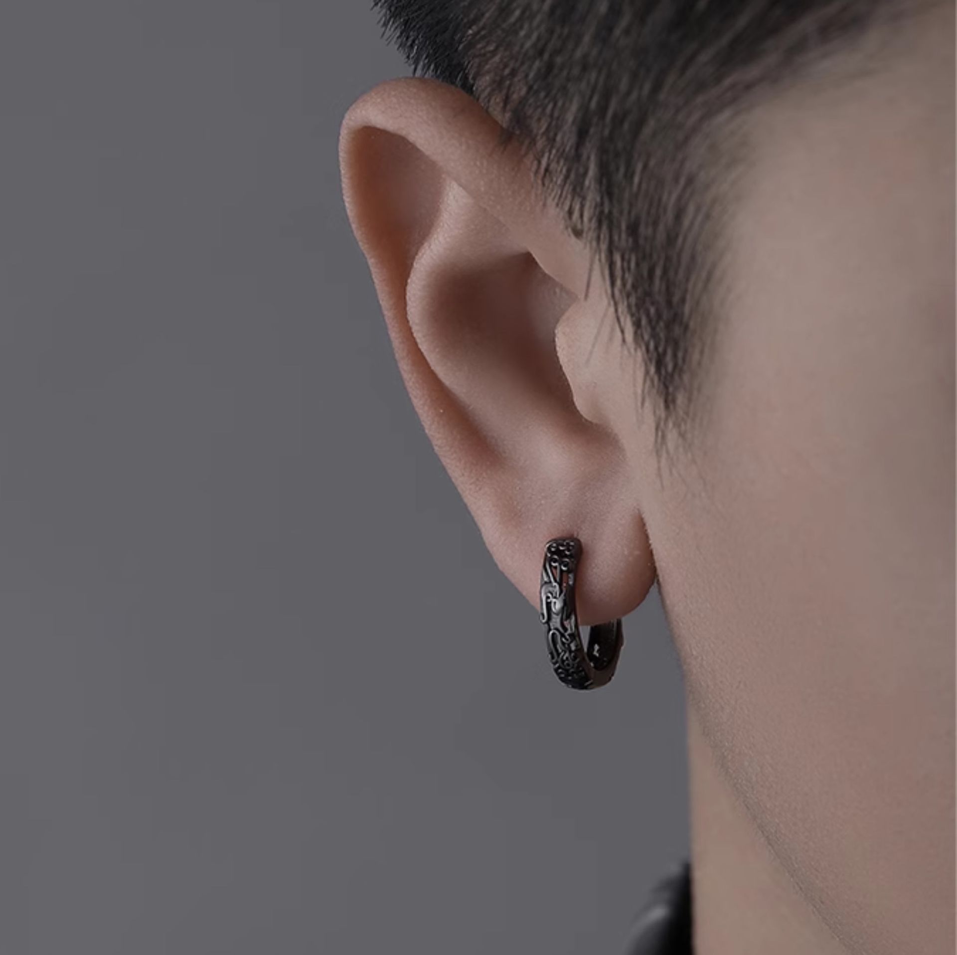 ピアスメンズ 彫刻細工のフープピアス