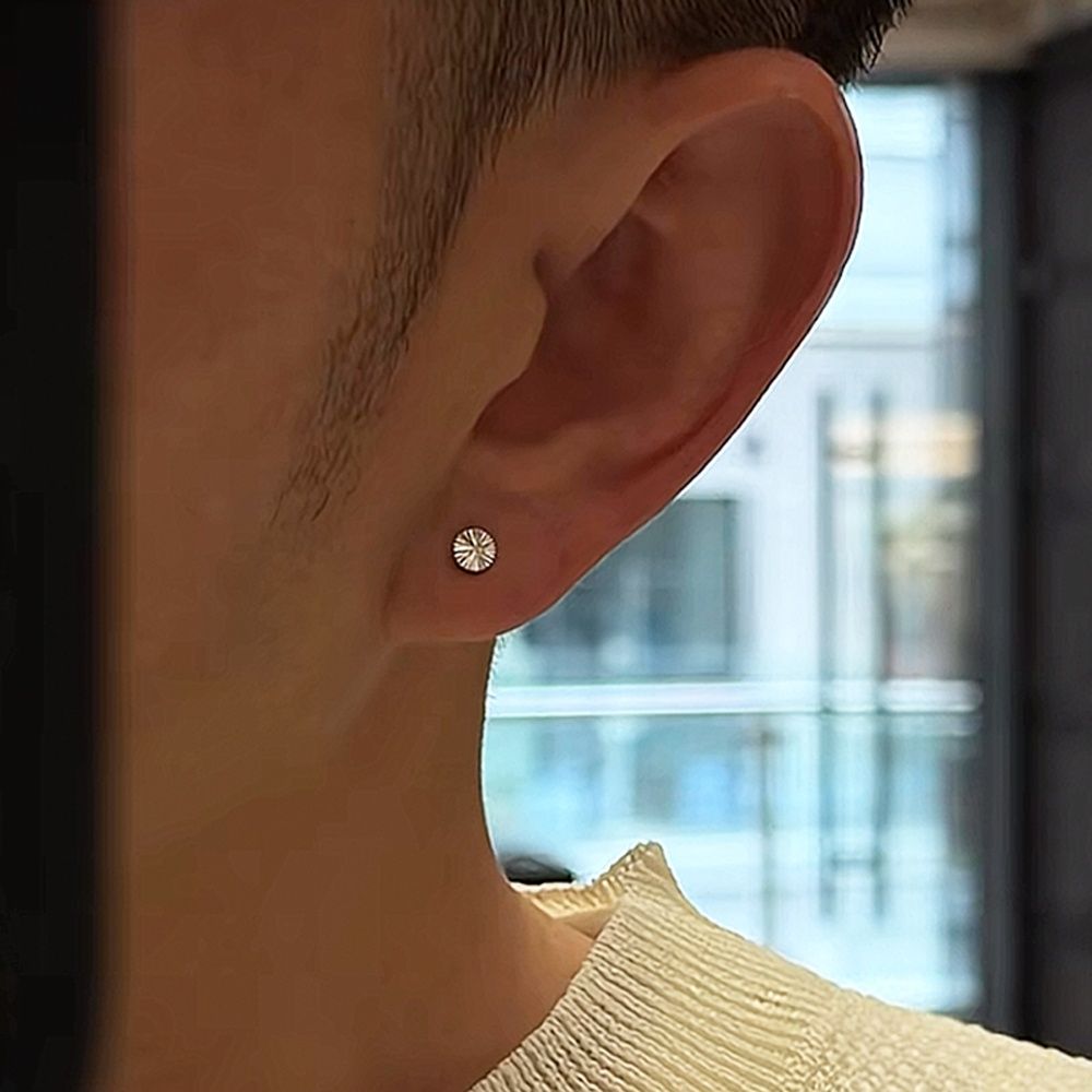 ピアスメンズ 花弁模様円形スタッドピアス