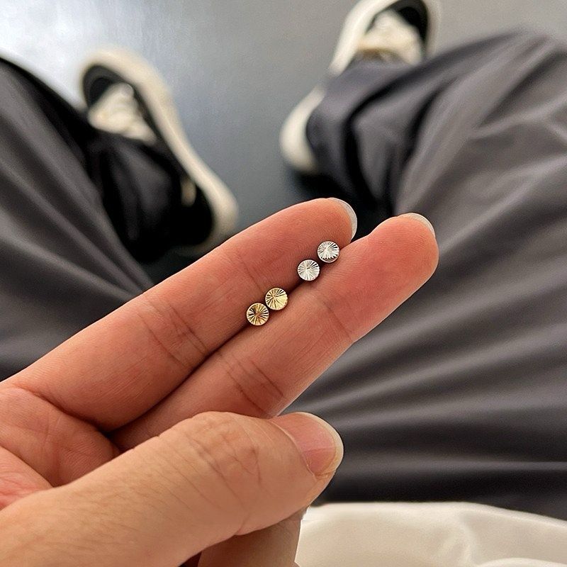 ピアスメンズ 花弁模様円形スタッドピアス