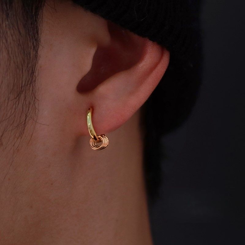 ピアスメンズ リングチャーム付きピアス
