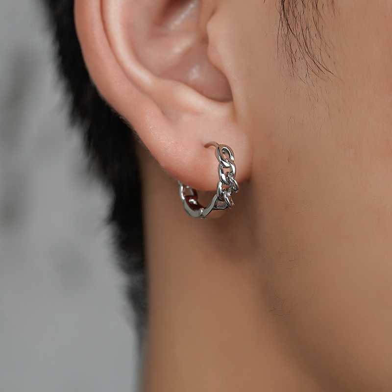 男性のスタイルを格上げする！人気のピアス5選