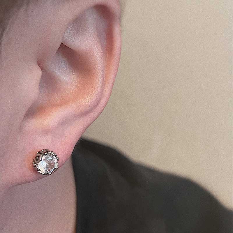 シンプルな丸玉ピアスで魅せる！メンズの魅力を引き立てる上品コーデ5選