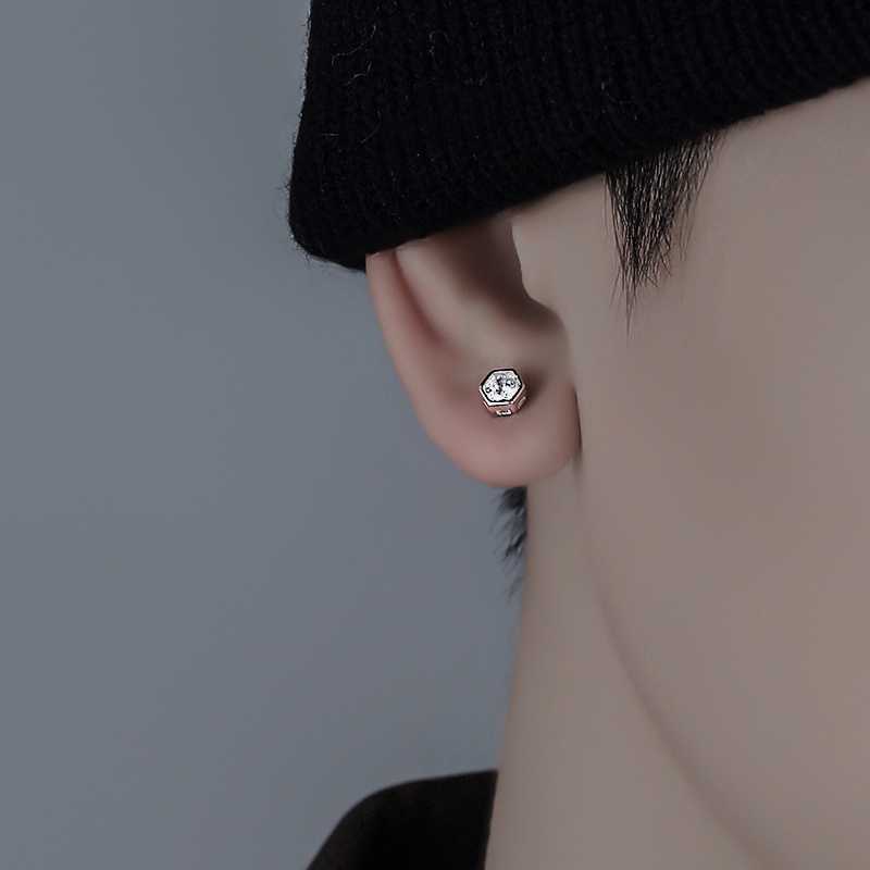 一粒ダイヤ風の宝石をあしらったメンズピアスで男性の品格が輝く！アイテム5選