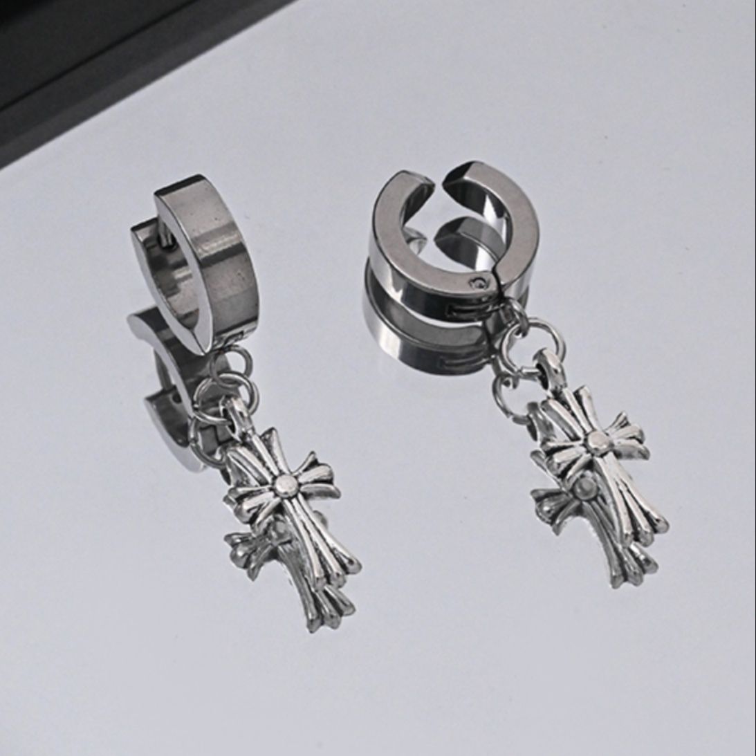 メンズピアス 十字架デザイン ゆらゆらフープピアス