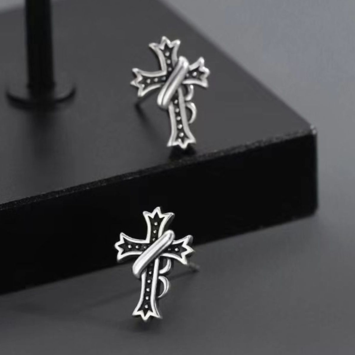 ピアスメンズ クロスモチーフ装飾ピアス