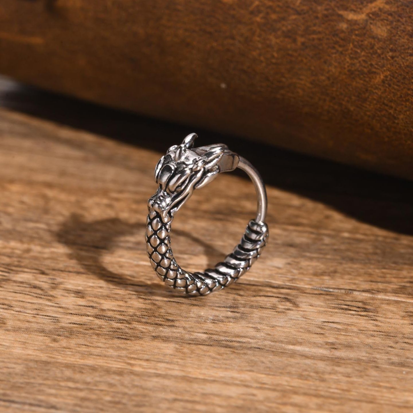 メンズピアス 職人技が光る蛇模様フープピアス