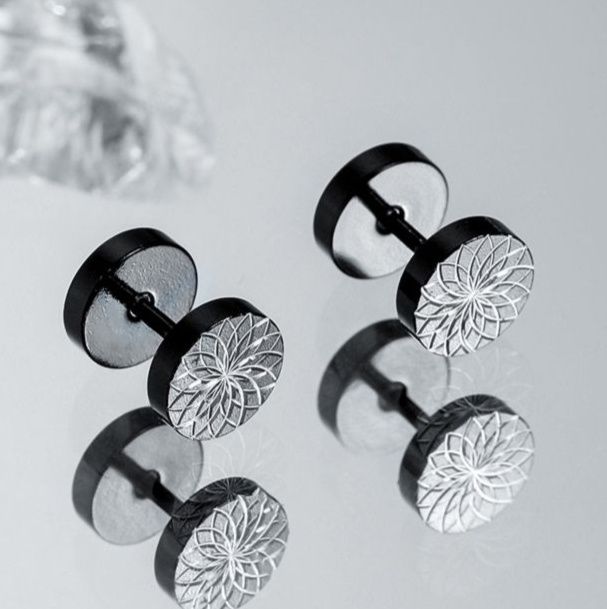 メンズピアス 花弁模様の純チタンスタッドピアス