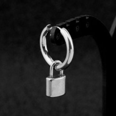 ピアスメンズ 南京錠チャームリングピアス