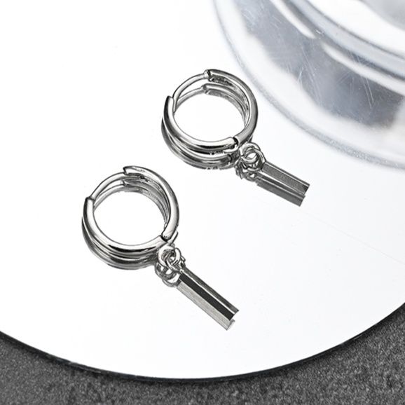 ピアスメンズ 長方形プレート付き輪っかデザインピアス