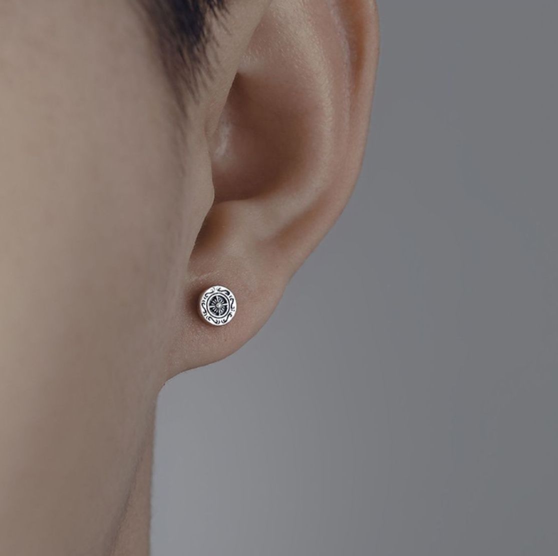 メンズピアス片耳唐草模様が美しい円形スタッド