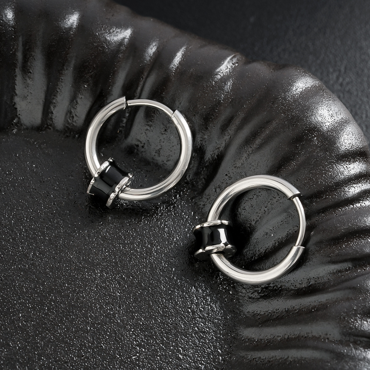  ステンレス製リングメンズピアス 円筒形アクセント付き