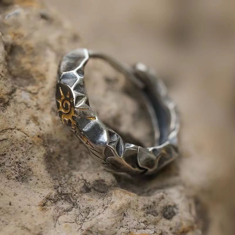 ピアスメンズ 彫刻模様入りリングピアス
