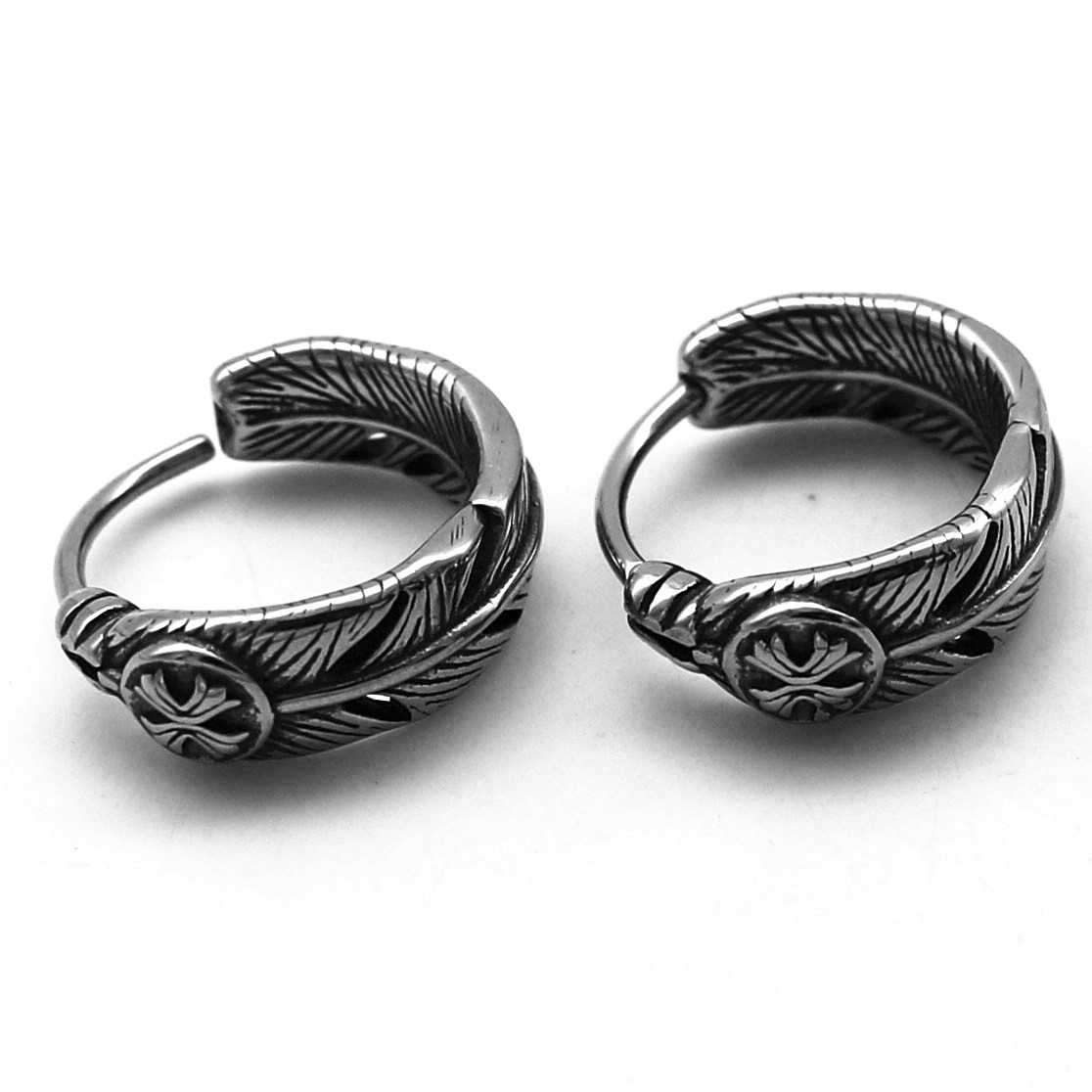 メンズピアス 羽根と瞳モチーフの彫刻フープピアス