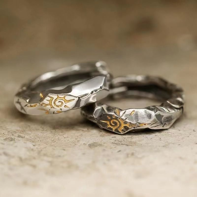 ピアスメンズ 彫刻模様入りリングピアス