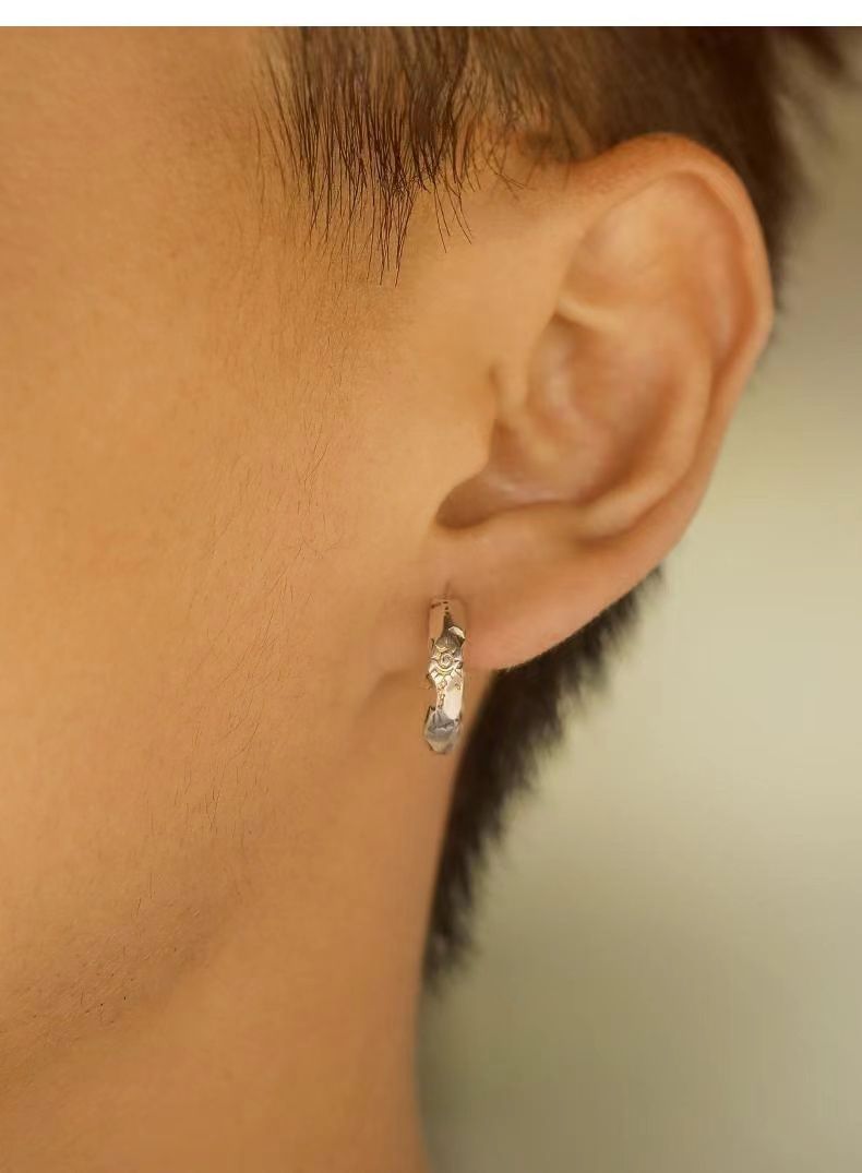ピアスメンズ 彫刻模様入りリングピアス