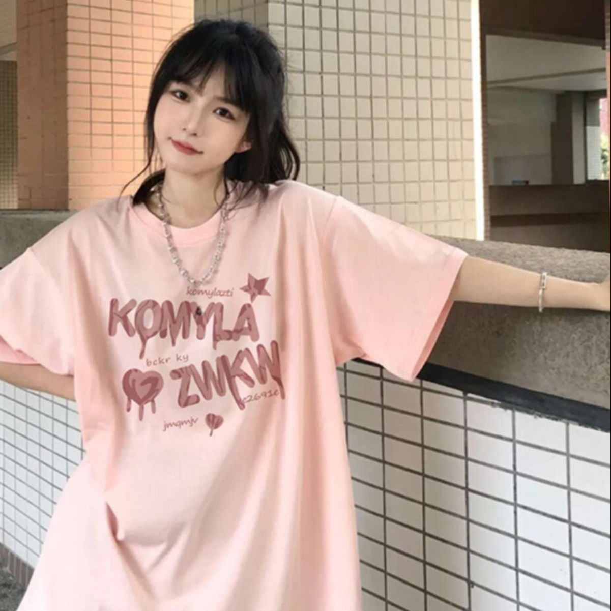 ピンクファッション　ゆるふわグラフィティロゴ オーバーサイズTシャツ