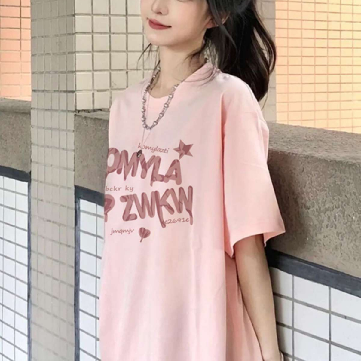 ピンクファッション　ゆるふわグラフィティロゴ オーバーサイズTシャツ