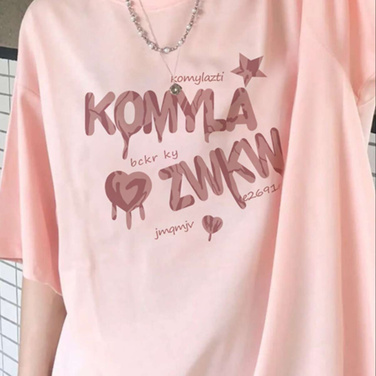 ピンクファッション　ゆるふわグラフィティロゴ オーバーサイズTシャツ