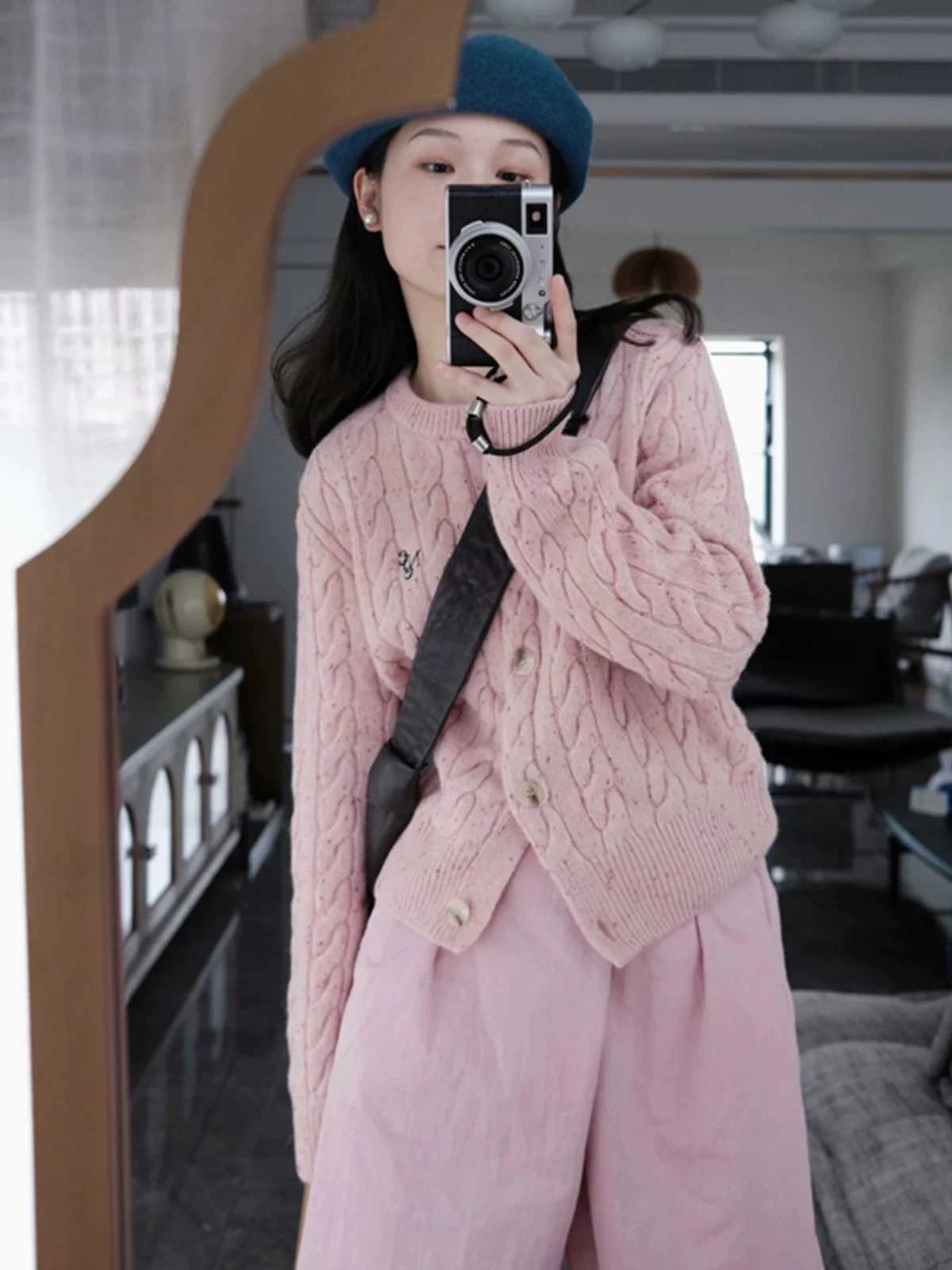 大人のくすみピンクニットコーデ5選