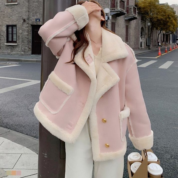 ピンクコーデ 襟元ボア切替ダブルボタンショート丈ムートンジャケット
