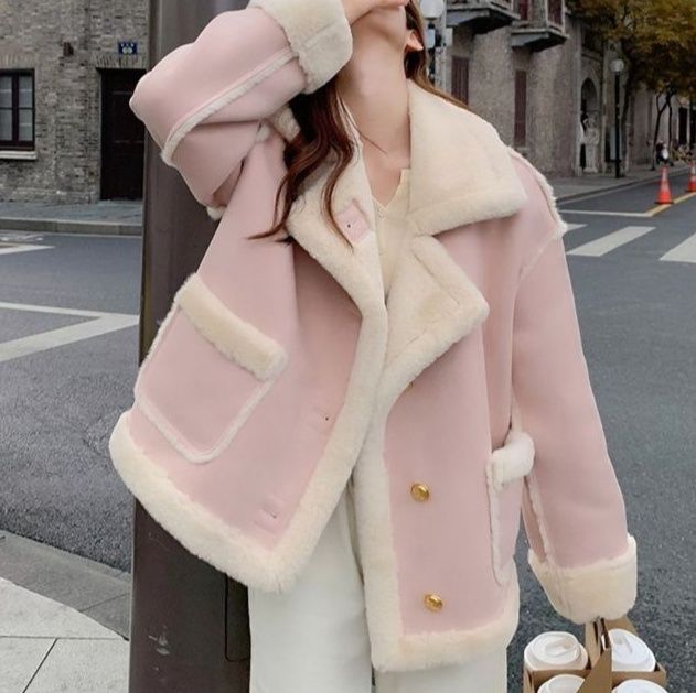 ピンクコーデ 襟元ボア切替ダブルボタンショート丈ムートンジャケット