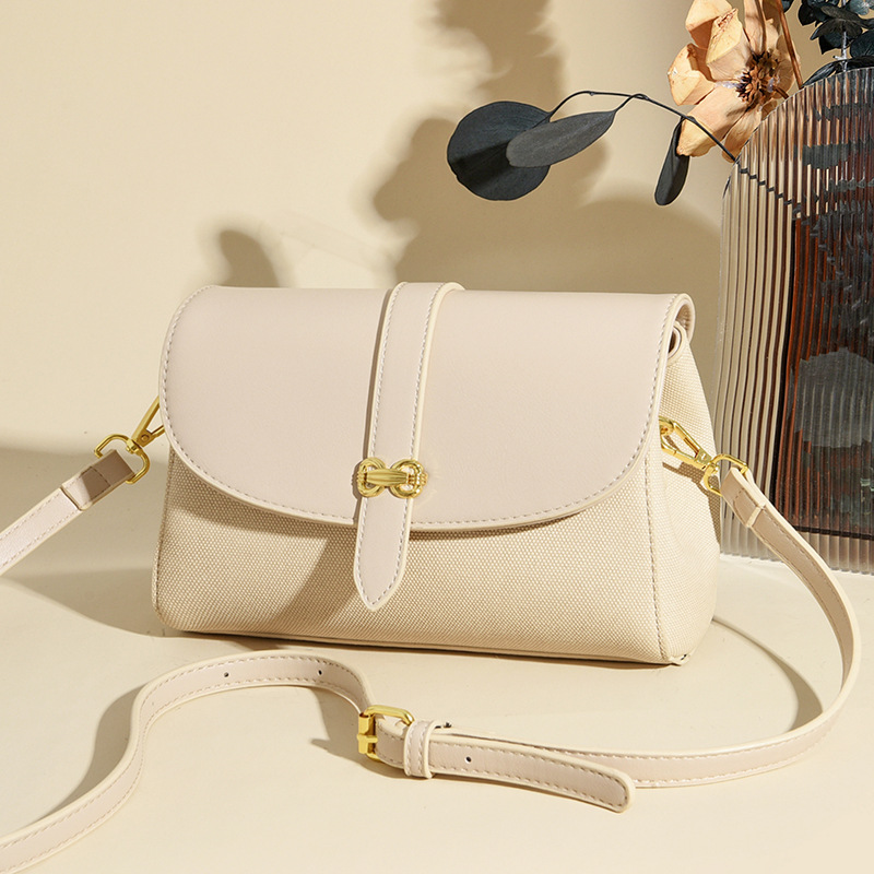 ポシェット 金具がアクセントの上質レザー切替大きめポシェット