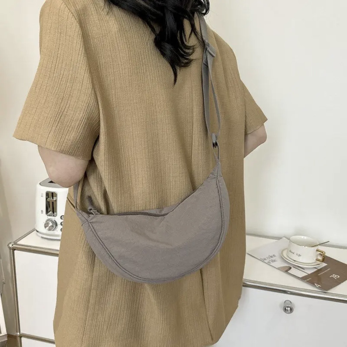 ポシェット　なめらか三日月型ポシェット