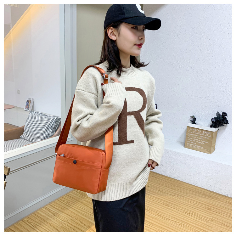 ポシェット シンプルスクエア型ショルダーポシェット