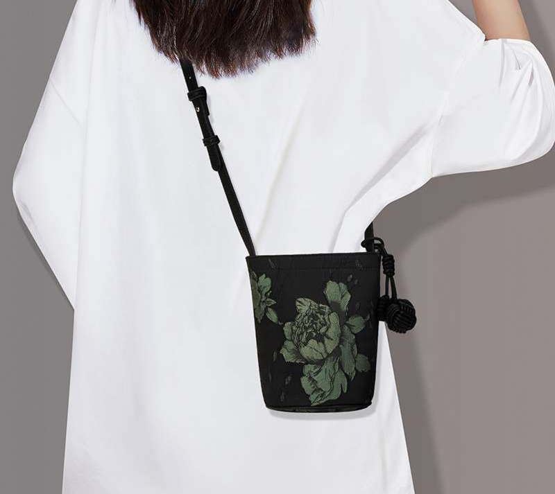 花柄刺繍入りポシェット