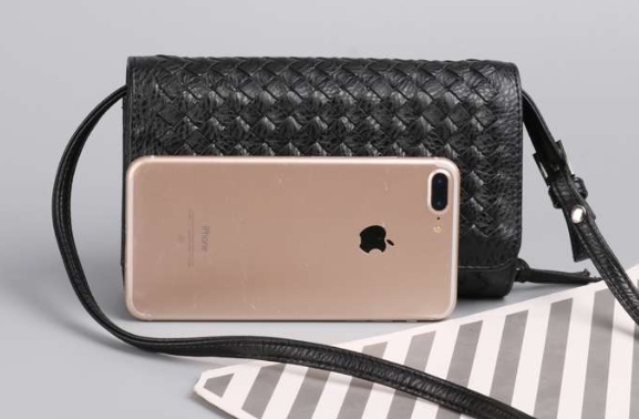 編み込みレザー スマートフォン用ポシェット