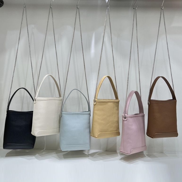 ポシェット 上品な型押しレザーチェーンストラップポシェット