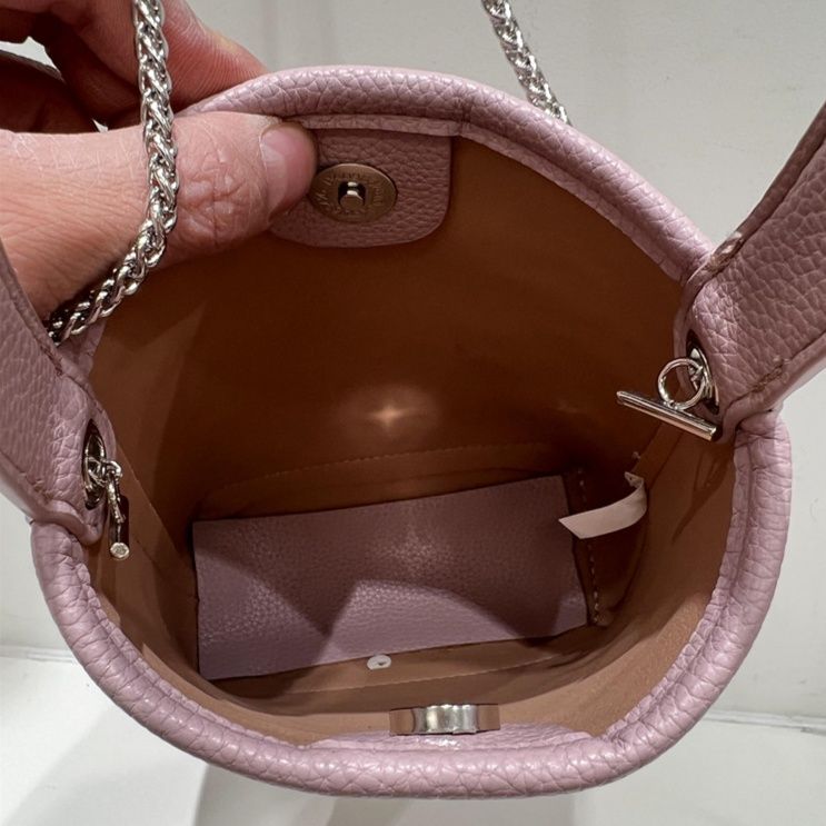 ポシェット 上品な型押しレザーチェーンストラップポシェット