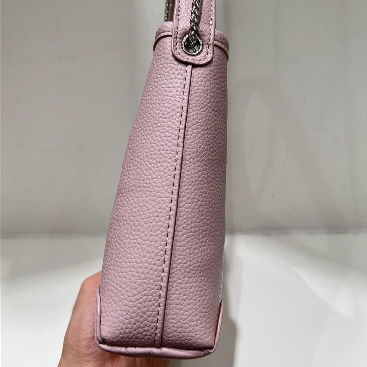 ポシェット 上品な型押しレザーチェーンストラップポシェット