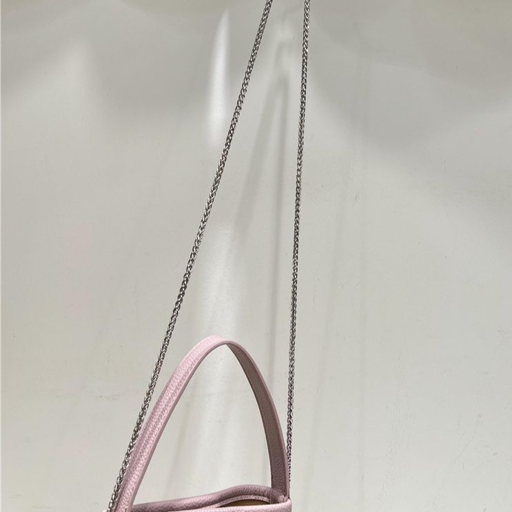 ポシェット 上品な型押しレザーチェーンストラップポシェット