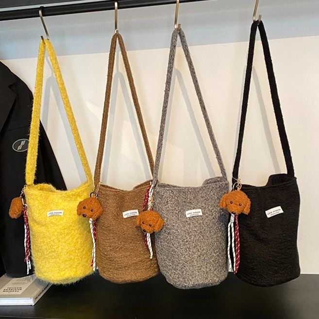 ポシェット ふわふわボア素材バケット型ポシェット