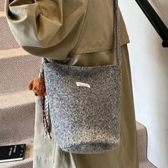 ポシェット ふわふわボア素材バケット型ポシェット