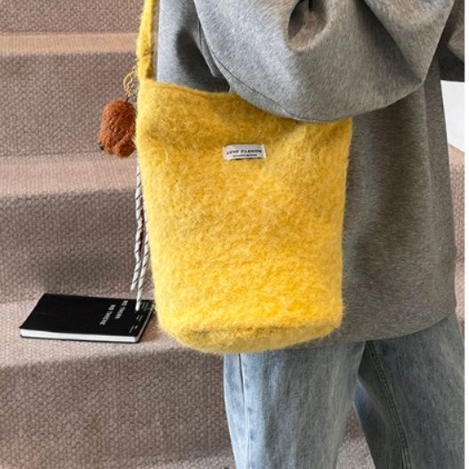 ポシェット ふわふわボア素材バケット型ポシェット