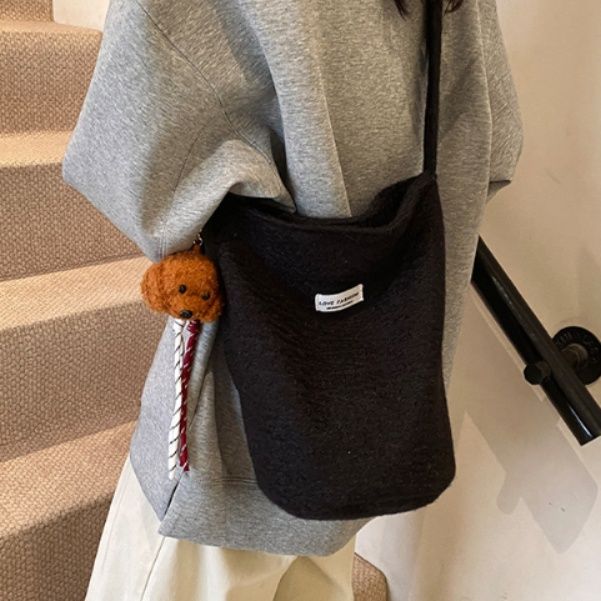 ポシェット ふわふわボア素材バケット型ポシェット