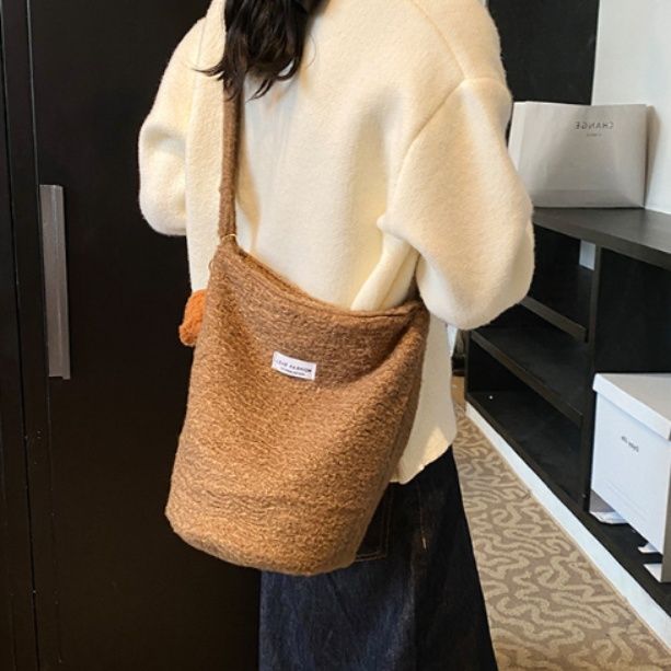 ポシェット ふわふわボア素材バケット型ポシェット