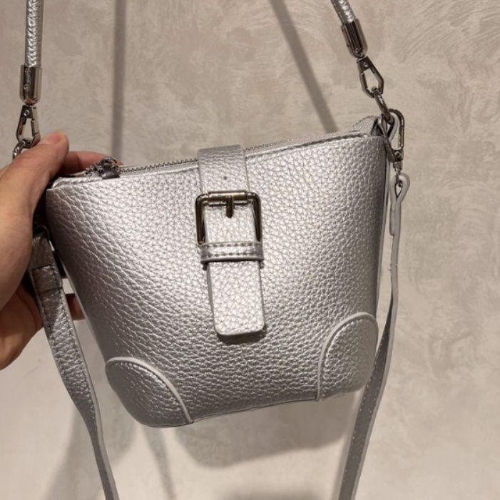 ポシェット 上品な型押しレザー小さめショルダーバッグ