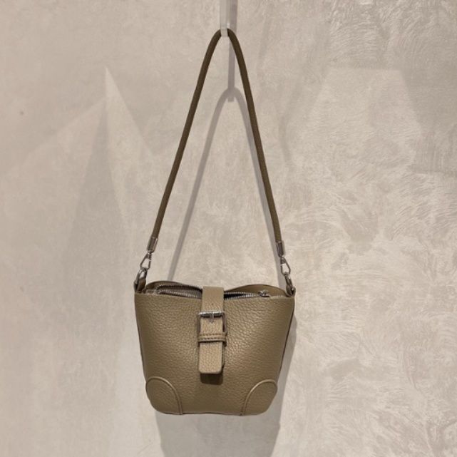 ポシェット 上品な型押しレザー小さめショルダーバッグ