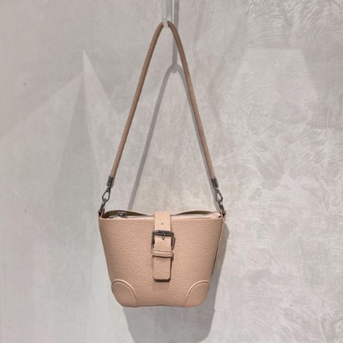 ポシェット 上品な型押しレザー小さめショルダーバッグ